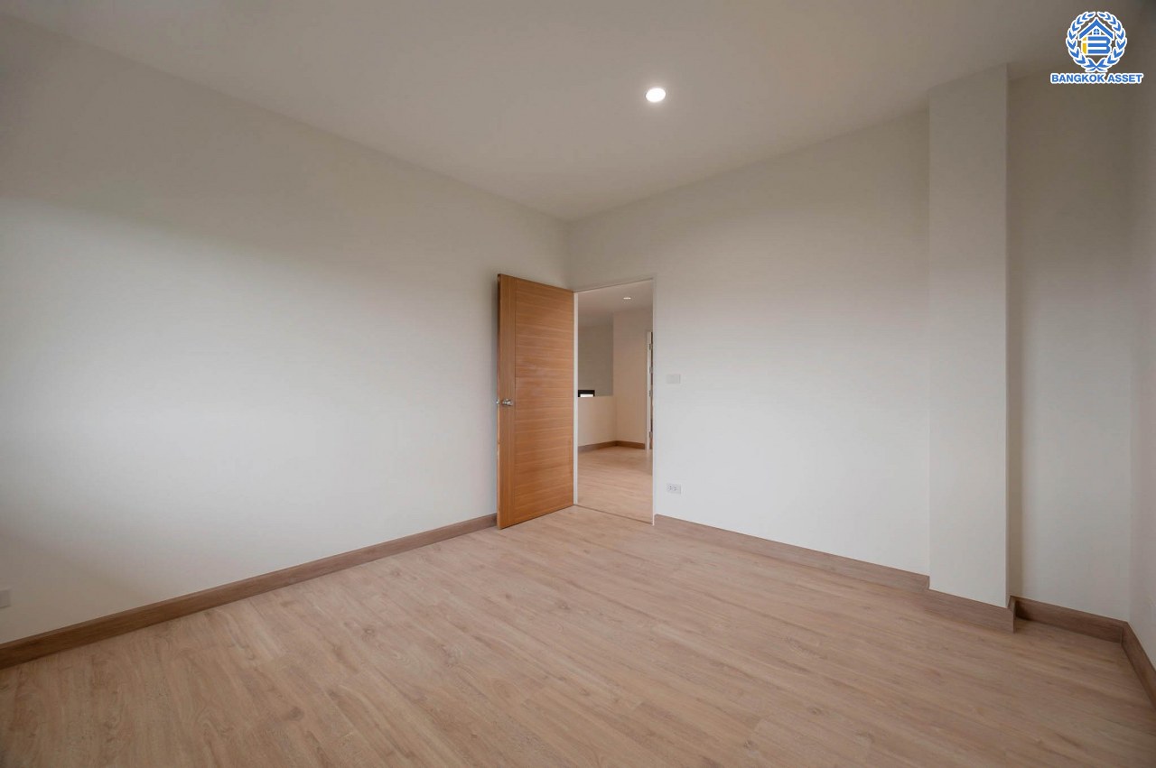 บ้านมือสองตกแต่งใหม่ โครงการ มณธานี บางแค บ้านเดี่ยว 3 ชั้น ดีไซน์หรูหรา เนื้อที่กว้าง 56.40 ตร.ว. พื้นที่ใช้สอย 240 ตร.ม. ฟังก์ชัน 5 ห้องนอน 4 ห้องน้ำ 2 ที่จอดรถ ฟังก์ชันครบตอบทุกไลฟ์สไตล์ บนทำเลศักยภาพ เชื่อมต่อถนนกาญจนาภิเษก ใกล้เดอะมอลล์บางแค ใกล้รถไฟฟ้าสายสีน้ำเงิน "สถานีหลักสอง" และจุดขึ้นทางด่วน "กาญจนาภิเษก"